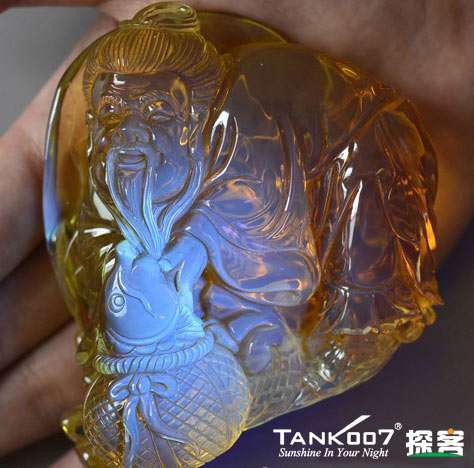 网上用紫光手电鉴定琥珀的帖子这么多，哪个是真假？