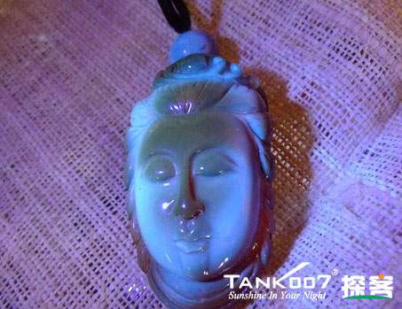 网上用紫光手电鉴定琥珀的帖子这么多，哪个是真假？
