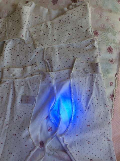  宝妈买了紫光手电，衣服上好多荧光剂，看的心慌害怕