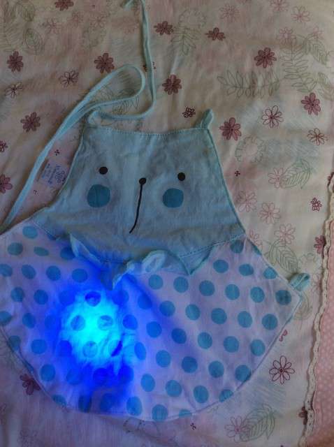  宝妈买了紫光手电，衣服上好多荧光剂，看的心慌害怕